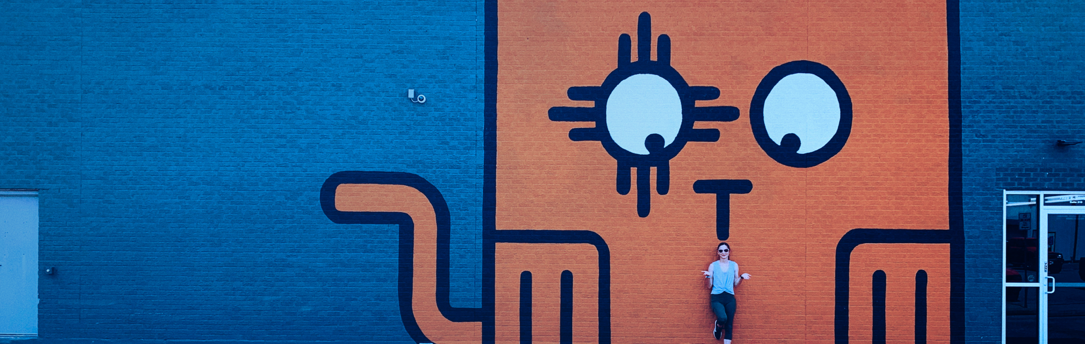 Mural de pared con personaje pintado